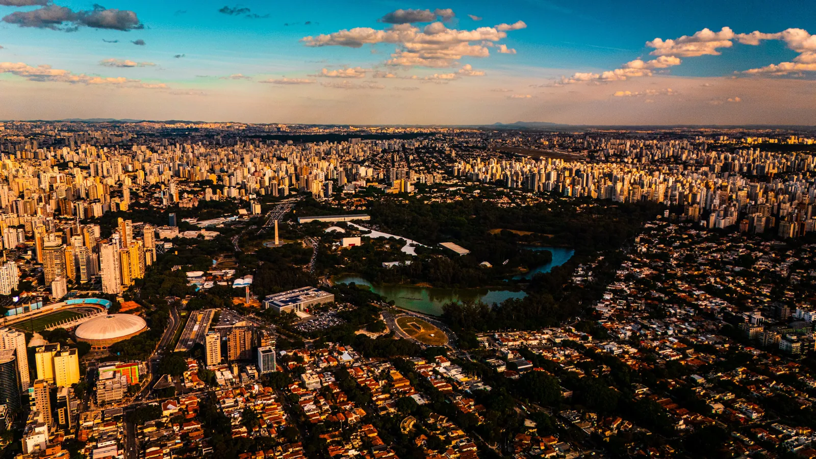 Vista aérea do Parque Ibirapuera e da zona sul de São Paulo ao entardecer