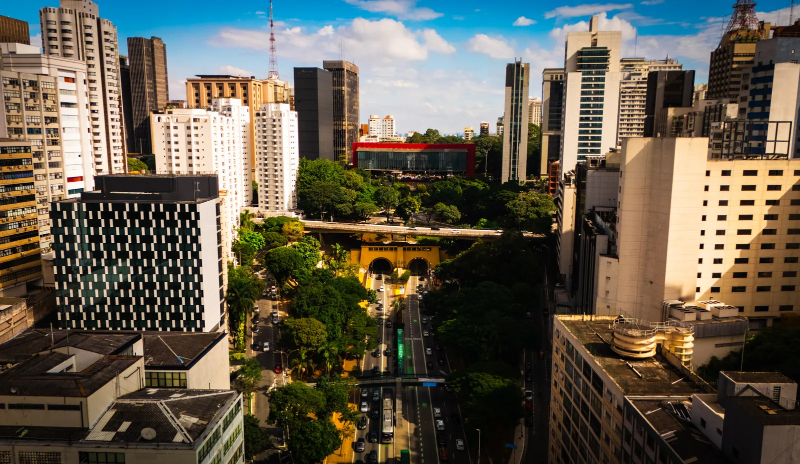 Vista aérea do MASP e do túnel da Avenida Nove de Julho, São Paulo