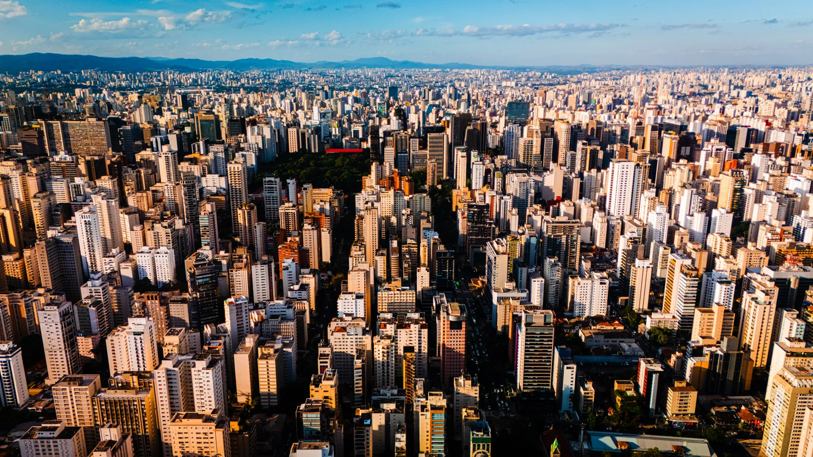 Vista aérea da malha densa de edifícios da região da Avenida Paulista