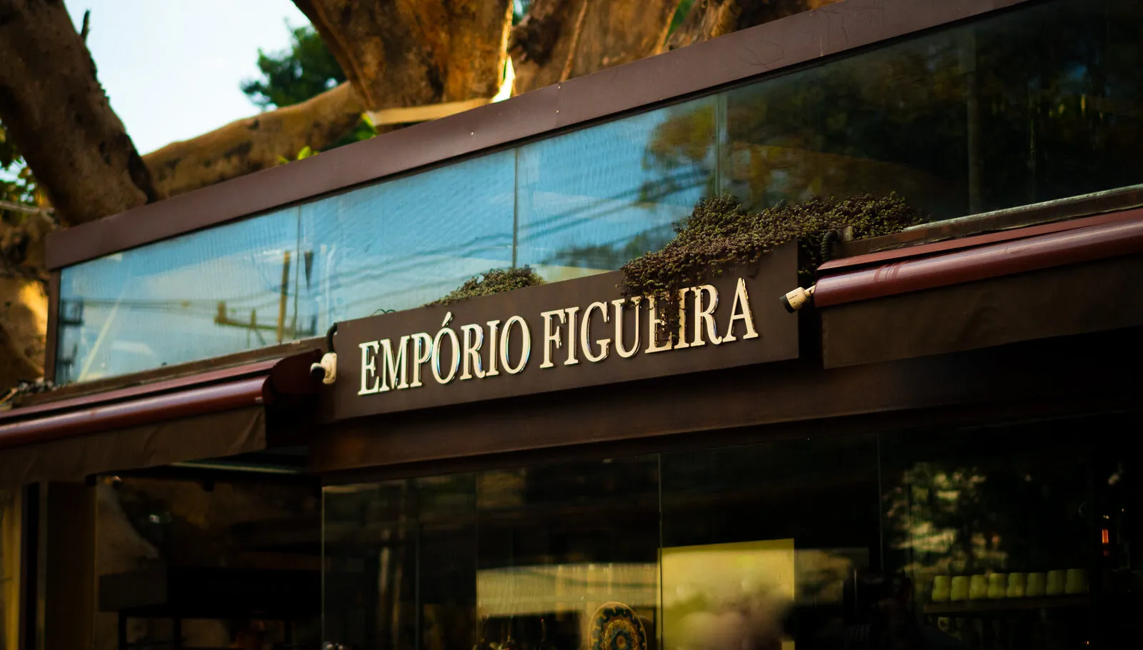 Fachada do Empório Figueira em São Paulo, captação em solo