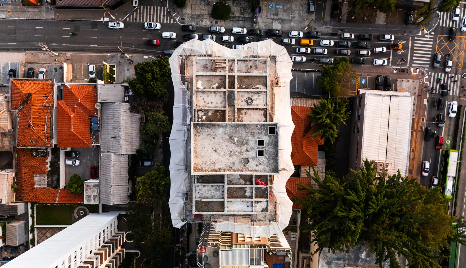 Vista aérea zenital de laje em construção ao lado da avenida